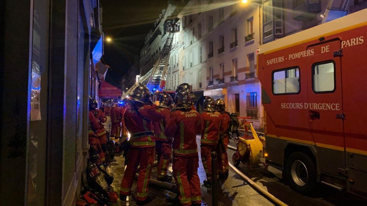 20-G-ste-werden-verletzt-Fu-boden-bricht-pl-tzlich-bei-Geburtstagsparty-in-Paris-ein